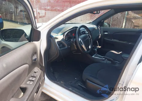 2013 Chrysler 200 Touring z USA, uszkodzony, nr VIN 1C3CCBBB6DN514284